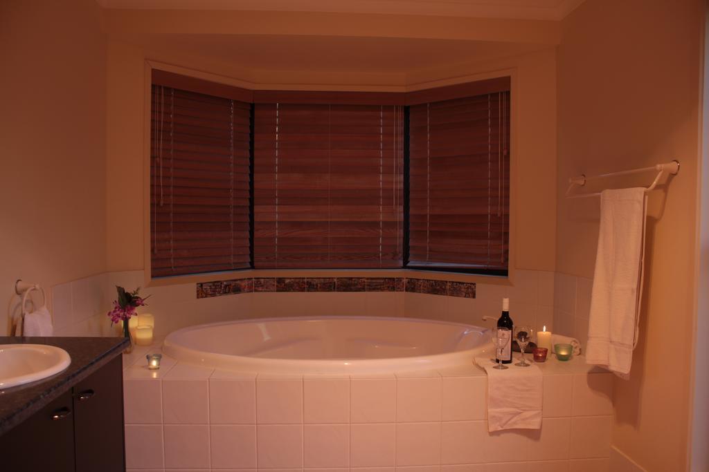 Noosa Edge Nudist Retreat Bed and Breakfast Doonan Esterno foto